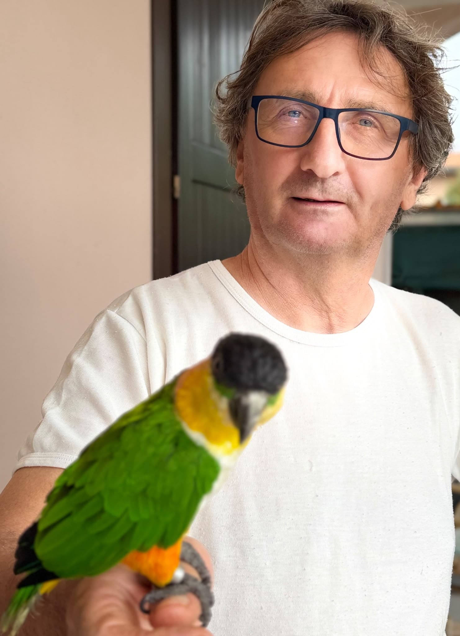 Gianfranco Villa con un caicco testanera posato sul braccio